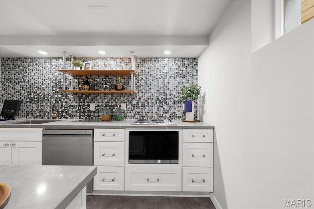 18 Country Aire Drive, Town And Country, MO 63131
