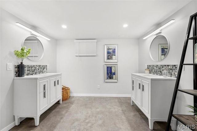 18 Country Aire Drive, Town And Country, MO 63131
