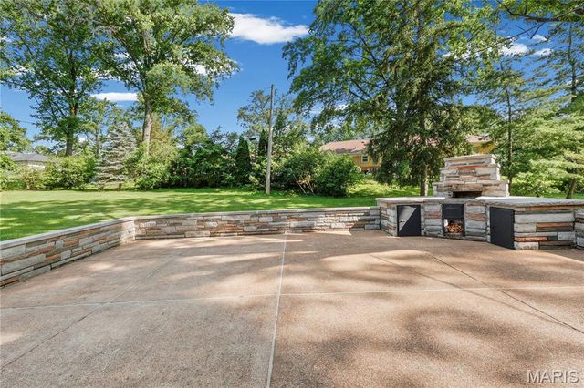 18 Country Aire Drive, Town And Country, MO 63131