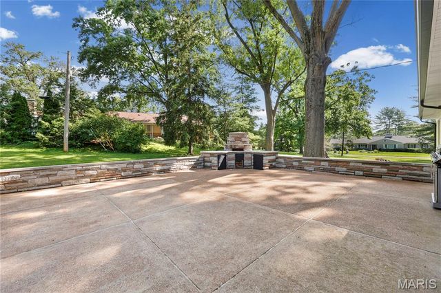 18 Country Aire Drive, Town And Country, MO 63131