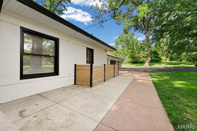 18 Country Aire Drive, Town And Country, MO 63131