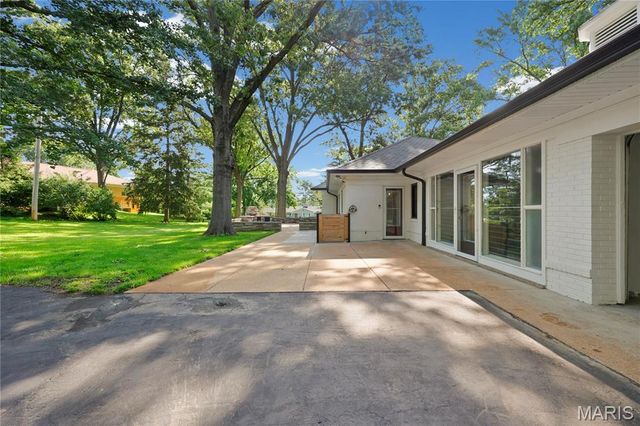 18 Country Aire Drive, Town And Country, MO 63131