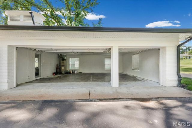 18 Country Aire Drive, Town And Country, MO 63131