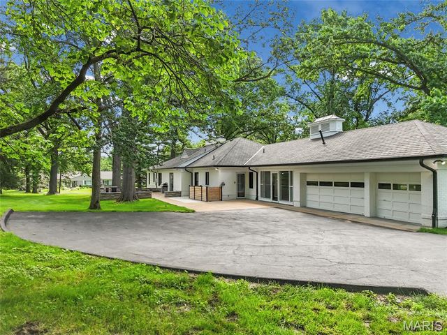 18 Country Aire Drive, Town And Country, MO 63131