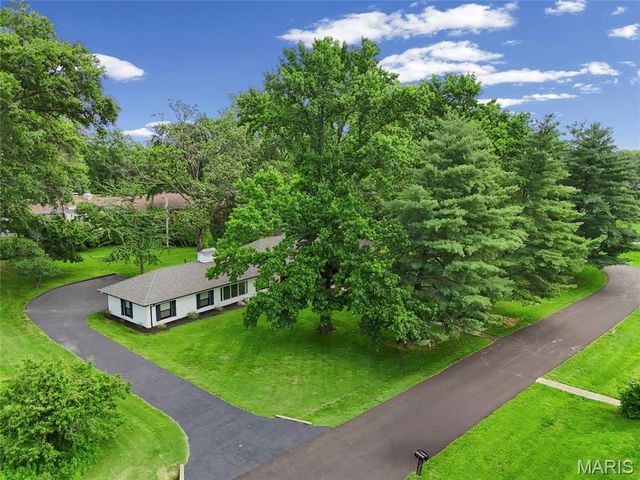 18 Country Aire Drive, Town And Country, MO 63131