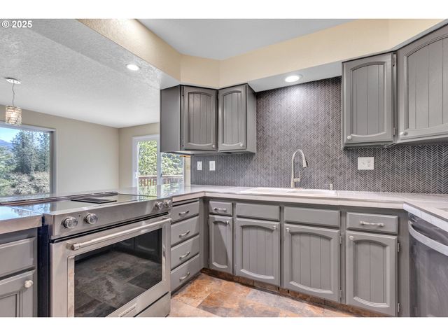 267 MOUNTAIN VIEW St, Glide, OR 97443
