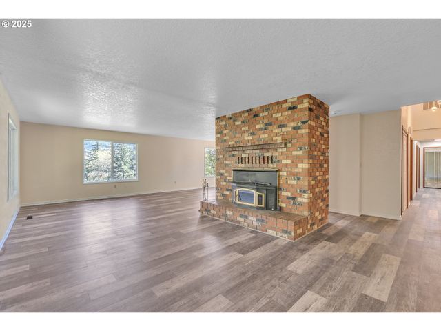 267 MOUNTAIN VIEW St, Glide, OR 97443