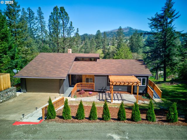 267 MOUNTAIN VIEW St, Glide, OR 97443