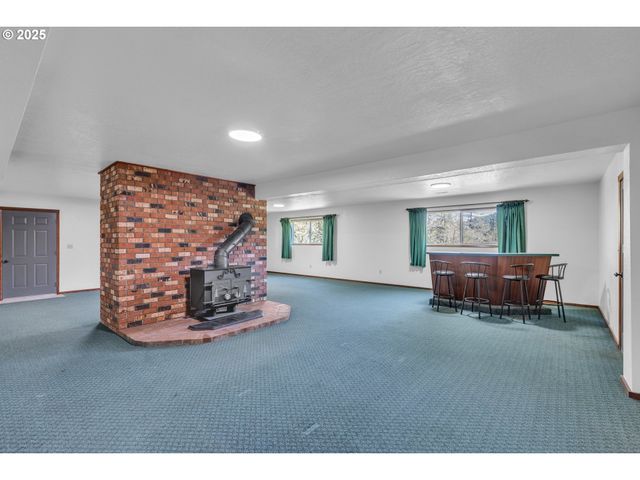 267 MOUNTAIN VIEW St, Glide, OR 97443