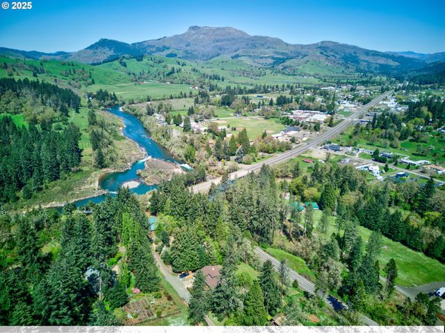 267 MOUNTAIN VIEW St, Glide, OR 97443