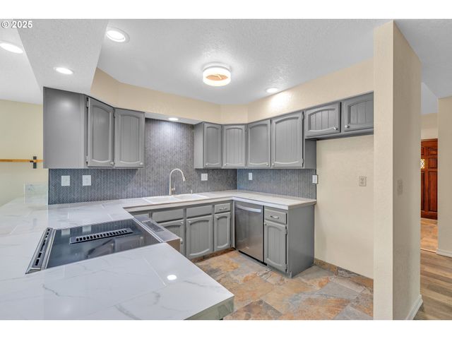 267 MOUNTAIN VIEW St, Glide, OR 97443