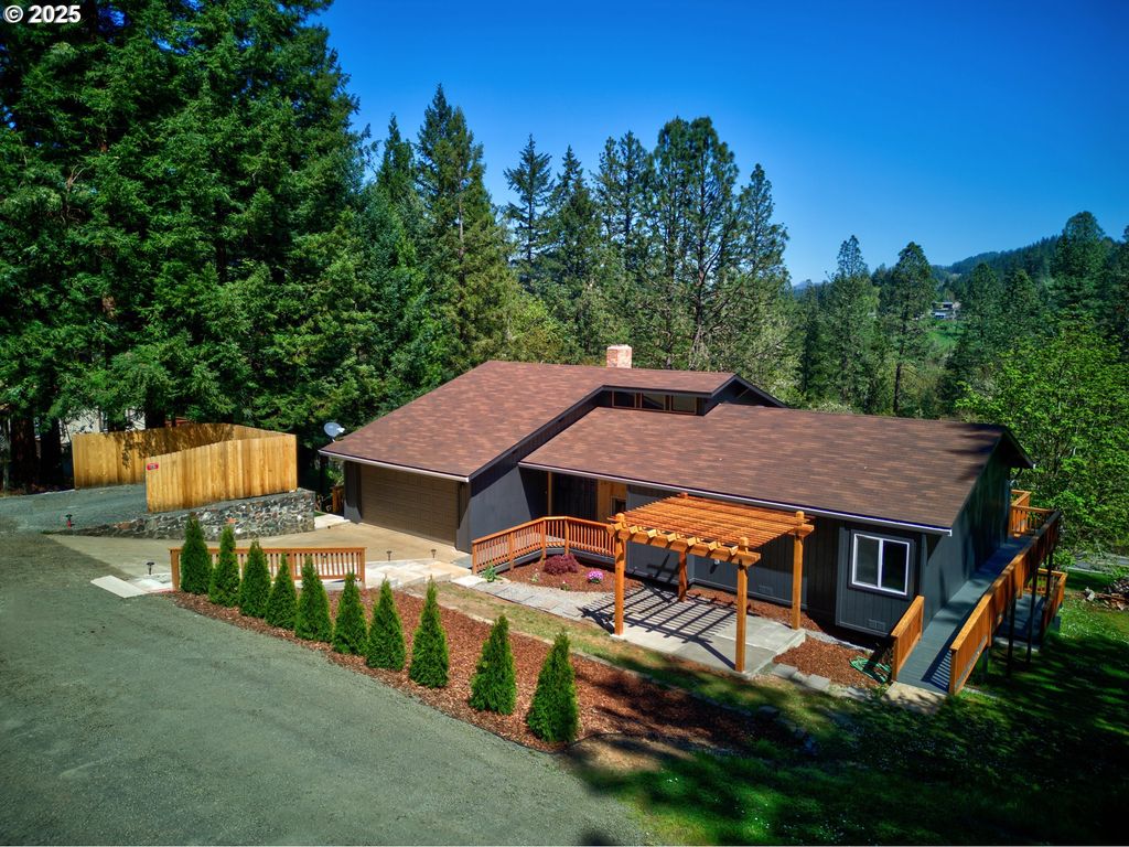 267 MOUNTAIN VIEW St, Glide, OR 97443