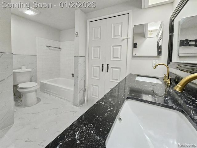 29792 City Center Drive, Warren, MI 48093