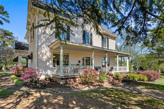208 S Tugaloo Street, Walhalla, SC 29691