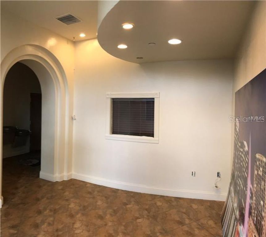 Image 1 of property listing at 6236 KINGSPOINTE PARKWAY 7, Orlando, FL 32819