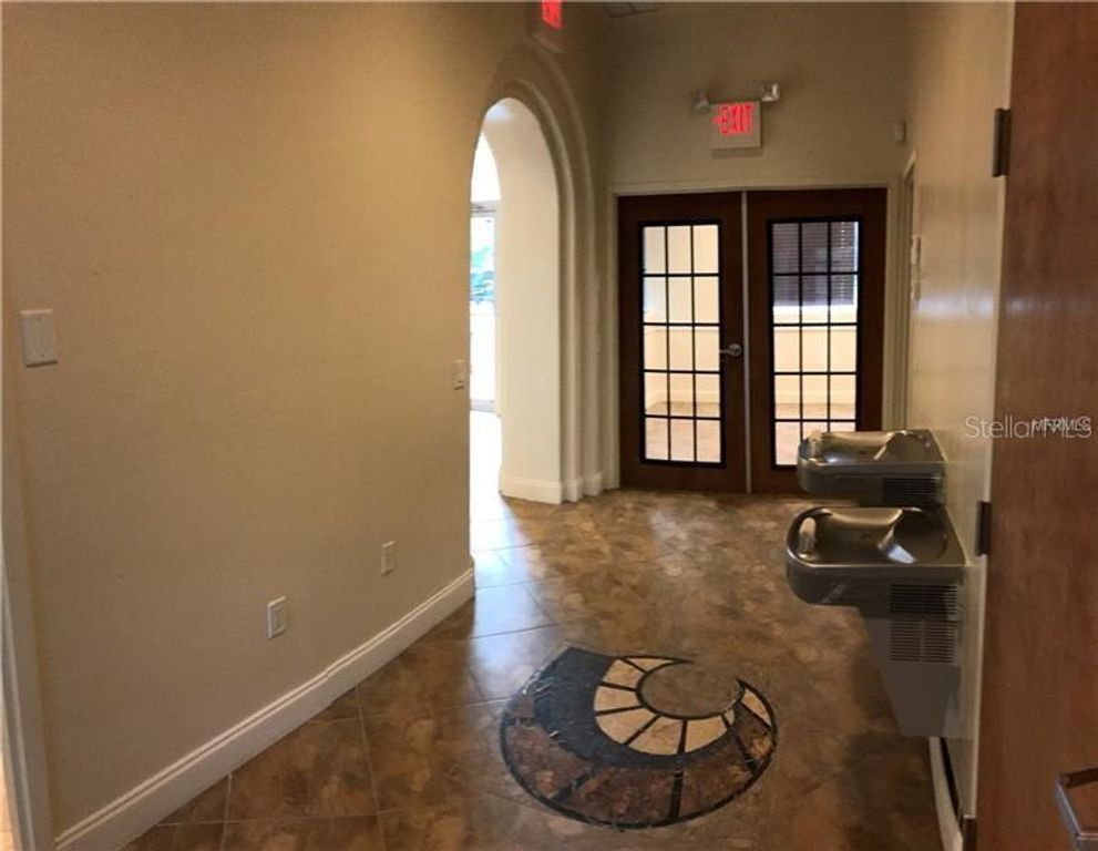 Image 2 of property listing at 6236 KINGSPOINTE PARKWAY 7, Orlando, FL 32819