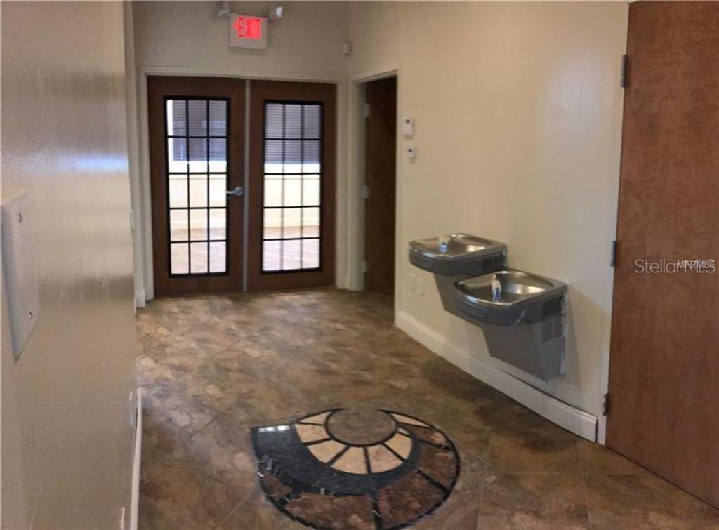 Image 3 of property listing at 6236 KINGSPOINTE PARKWAY 7, Orlando, FL 32819