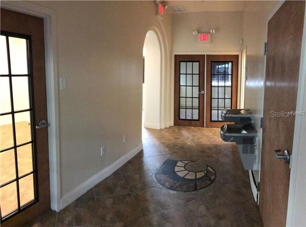 Image 4 of property listing at 6236 KINGSPOINTE PARKWAY 7, Orlando, FL 32819