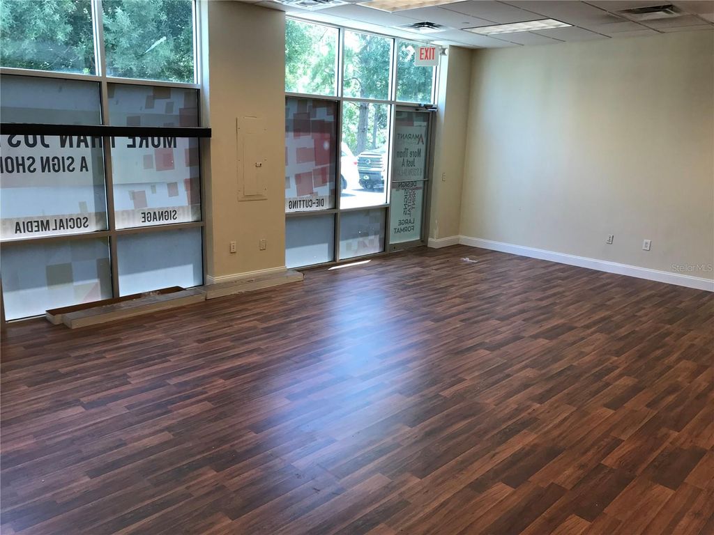 Image 8 of property listing at 6236 KINGSPOINTE PARKWAY 7, Orlando, FL 32819