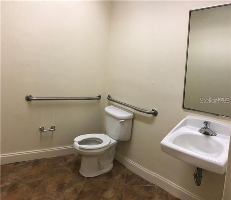 Image 9 of property listing at 6236 KINGSPOINTE PARKWAY 7, Orlando, FL 32819