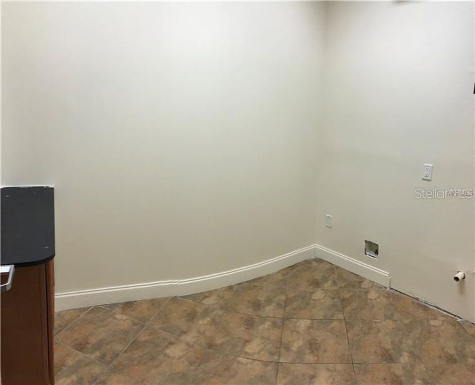 Image 10 of property listing at 6236 KINGSPOINTE PARKWAY 7, Orlando, FL 32819