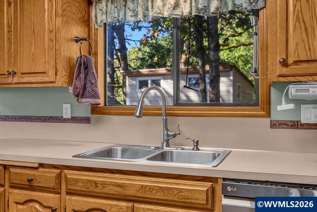 2565 West Thornton Lake Dr NW, Albany, OR 97321