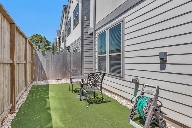 454 S Centro Circle, Shenandoah, TX 77385