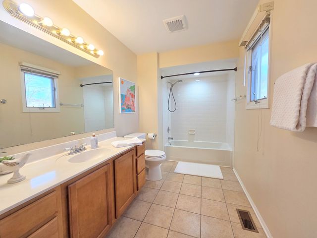 1013 E Meadow Lake Drive, Palatine, IL 60074