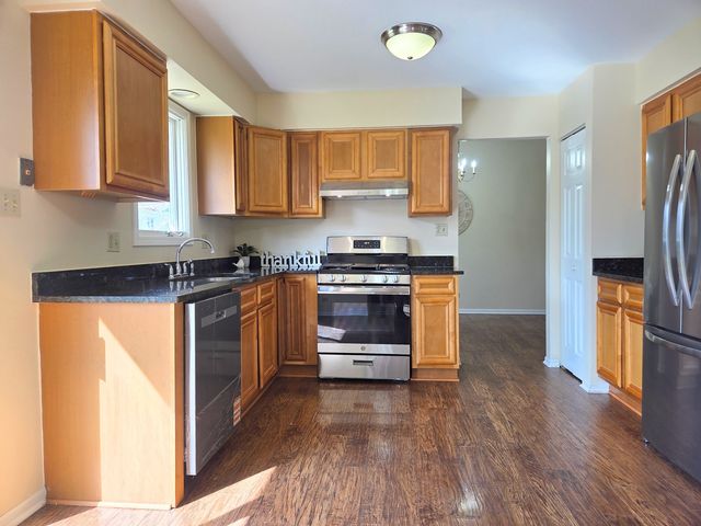 1013 E Meadow Lake Drive, Palatine, IL 60074