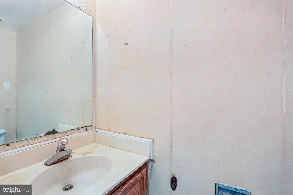 Image 10 of property listing at 14307 RICH BRANCH DR, North Potomac, MD 20878