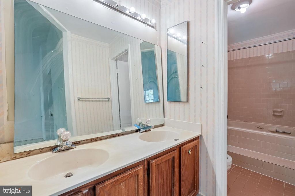 Image 12 of property listing at 14307 RICH BRANCH DR, North Potomac, MD 20878