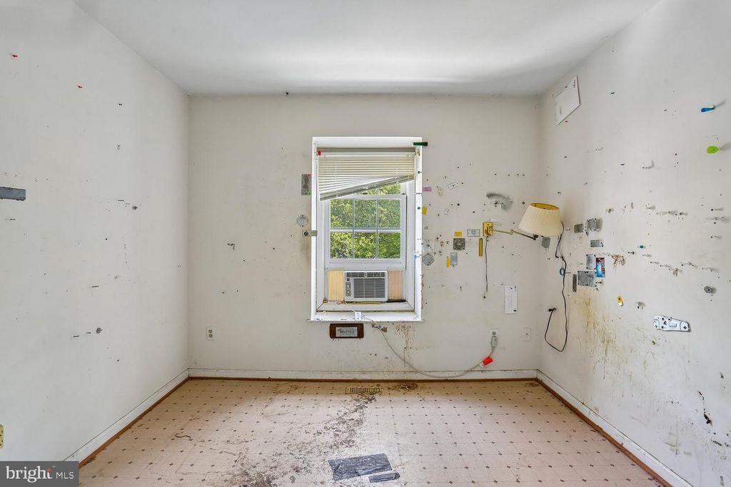 Image 13 of property listing at 14307 RICH BRANCH DR, North Potomac, MD 20878