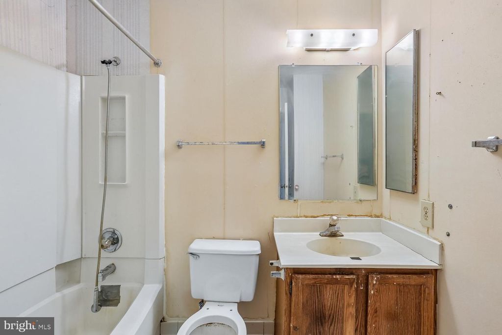 Image 14 of property listing at 14307 RICH BRANCH DR, North Potomac, MD 20878