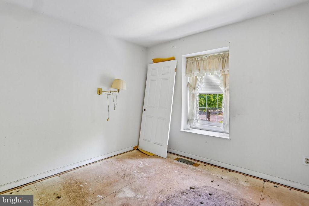 Image 15 of property listing at 14307 RICH BRANCH DR, North Potomac, MD 20878