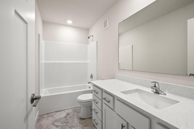 608 Redwood Loop N, Cambridge, MN 55008