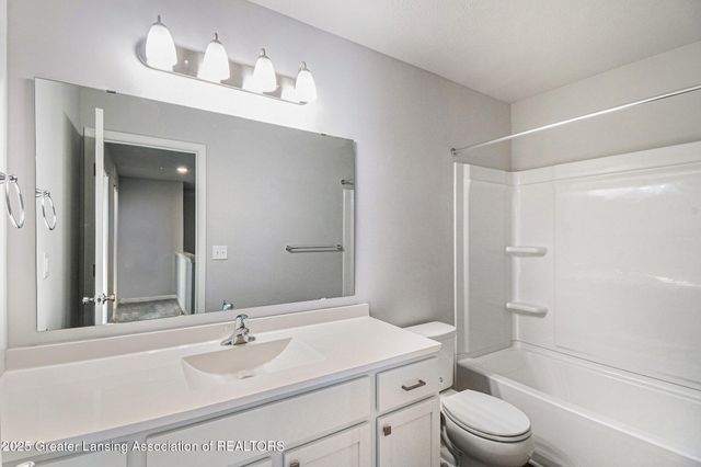 1030 Woodridge Drive, St. Johns, MI 48879