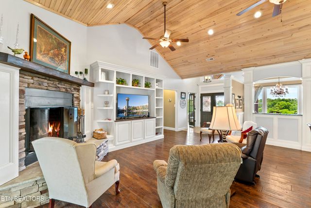 2001 Beals Chapel Rd, Lenoir City, TN 37772