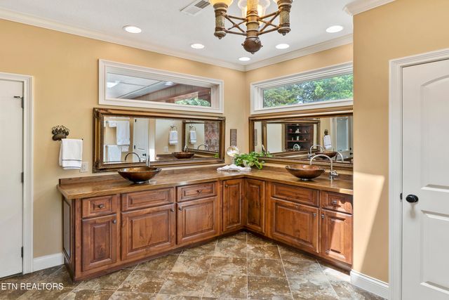 2001 Beals Chapel Rd, Lenoir City, TN 37772