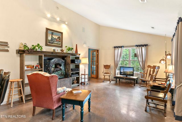 2001 Beals Chapel Rd, Lenoir City, TN 37772