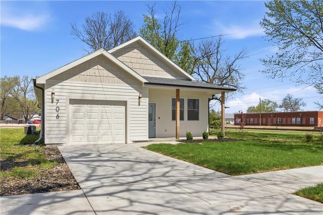 706 Pacific Avenue, Osawatomie, KS 66064