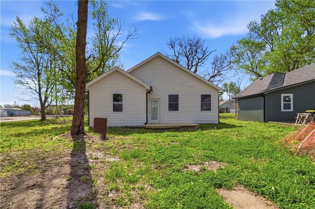 706 Pacific Avenue, Osawatomie, KS 66064