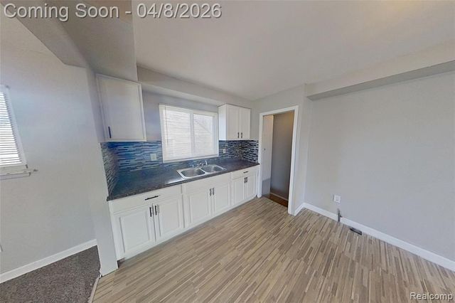 21622 Santa Clara, Detroit, MI 48219