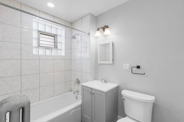 3222 W Grace Street 1E, Chicago, IL 60618