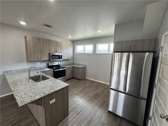 1512 S Razorback Road, Fayetteville, AR 72701