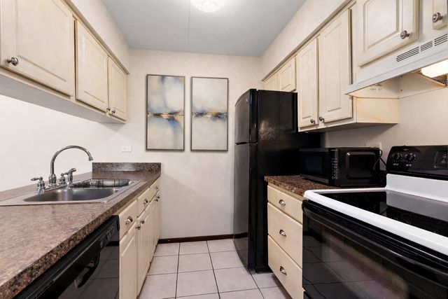 13911 James Drive 1005, Crestwood, IL 60418