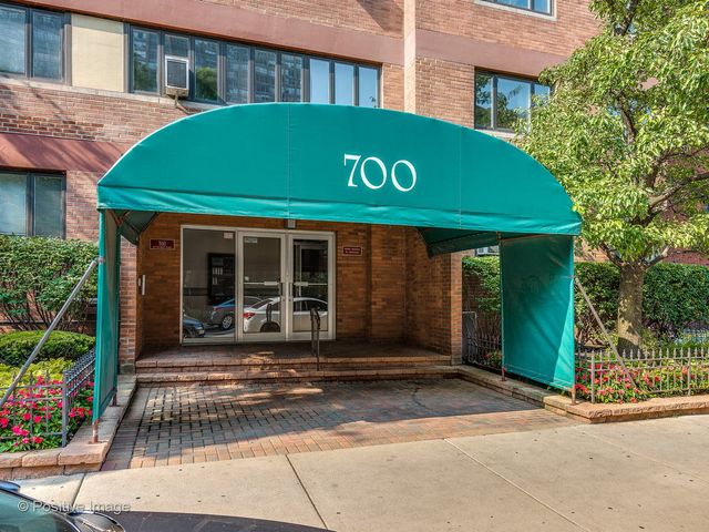 700 W Bittersweet Place 806, Chicago, IL 60613