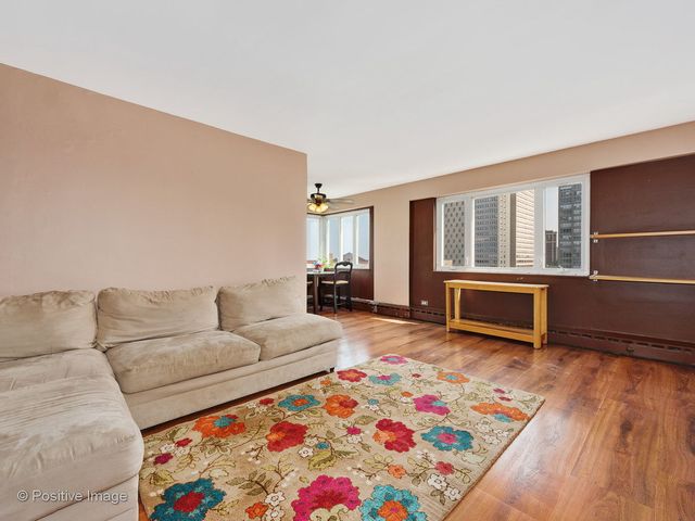 700 W Bittersweet Place 806, Chicago, IL 60613
