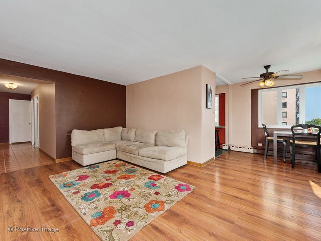 700 W Bittersweet Place 806, Chicago, IL 60613