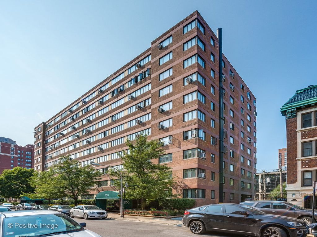 700 W Bittersweet Place 806, Chicago, IL 60613