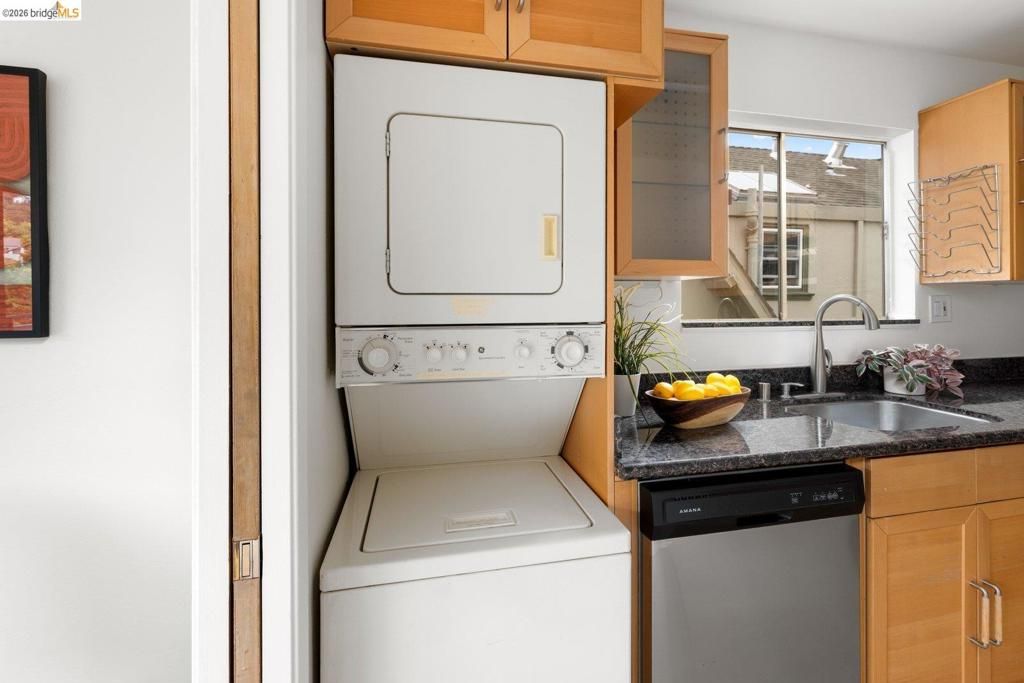 Image 10 of property listing at 2614 Warring St 9, Berkeley, CA 94704